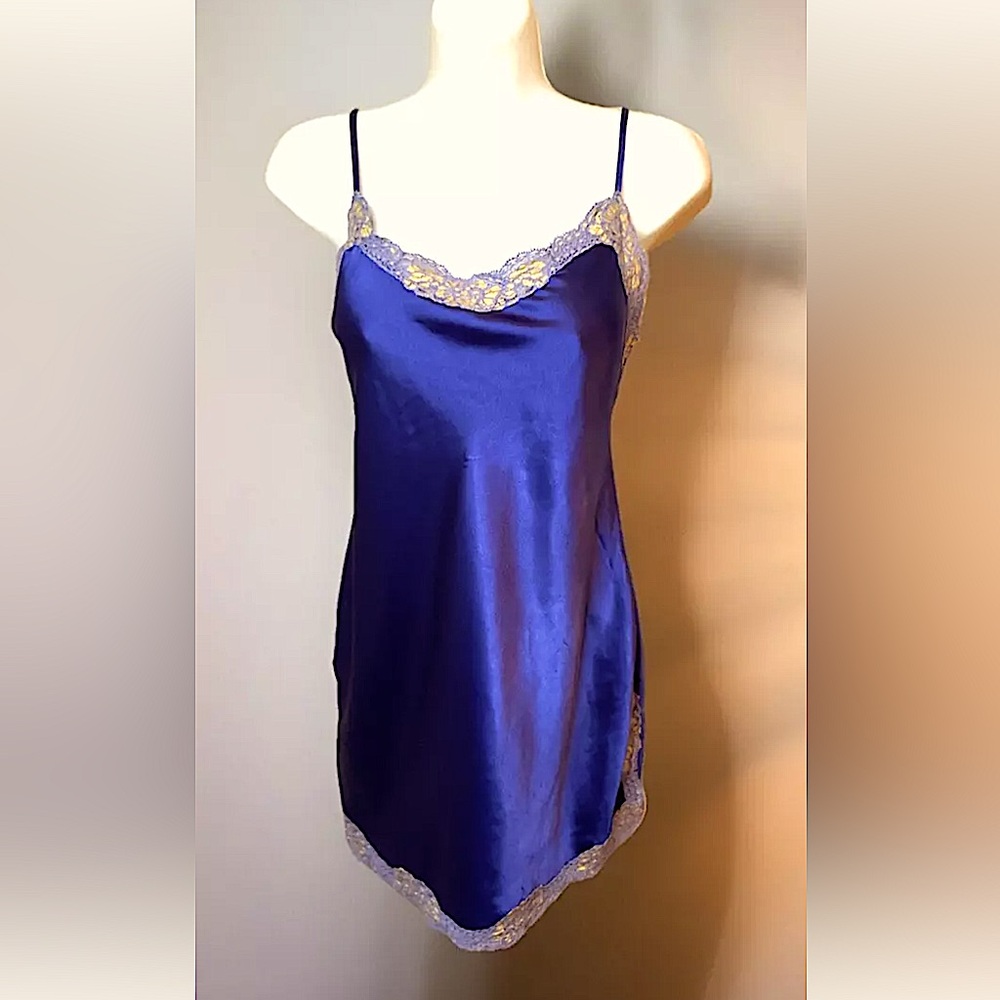 💙VICTORIA’S SECRET💙 SATIN LACE TRIM SIDE SLITS CHEMIS NIGHTGOWN EUC🌀